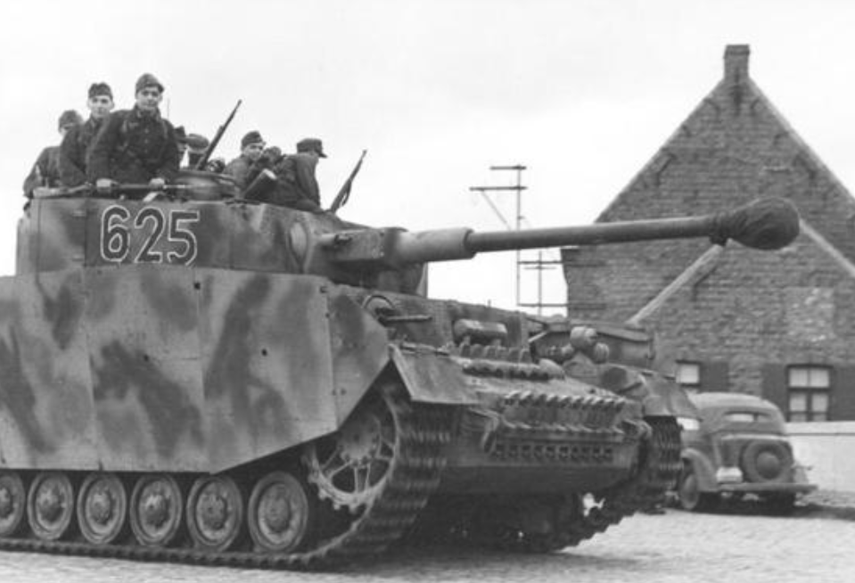 二战中希特勒有多残暴？送上万未成年孩子上战场，被俘后痛哭求饶