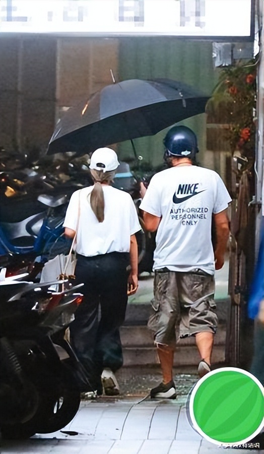 蓝正龙夜市放风4小时，咸酥鸡吃到早餐店！撑伞护花送女生回家