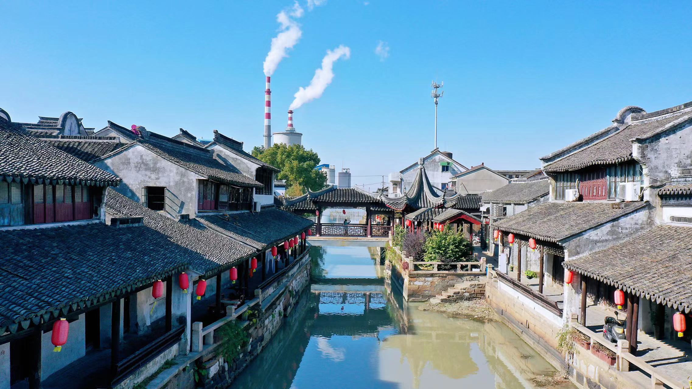 江苏苏州有个令人可惜的古镇,原生态不要门票,被两根大烟囱毁了