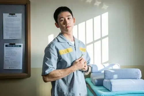 本是韩剧白月光专业户,后与金智秀合作新剧,却惨遭30万人抵制
