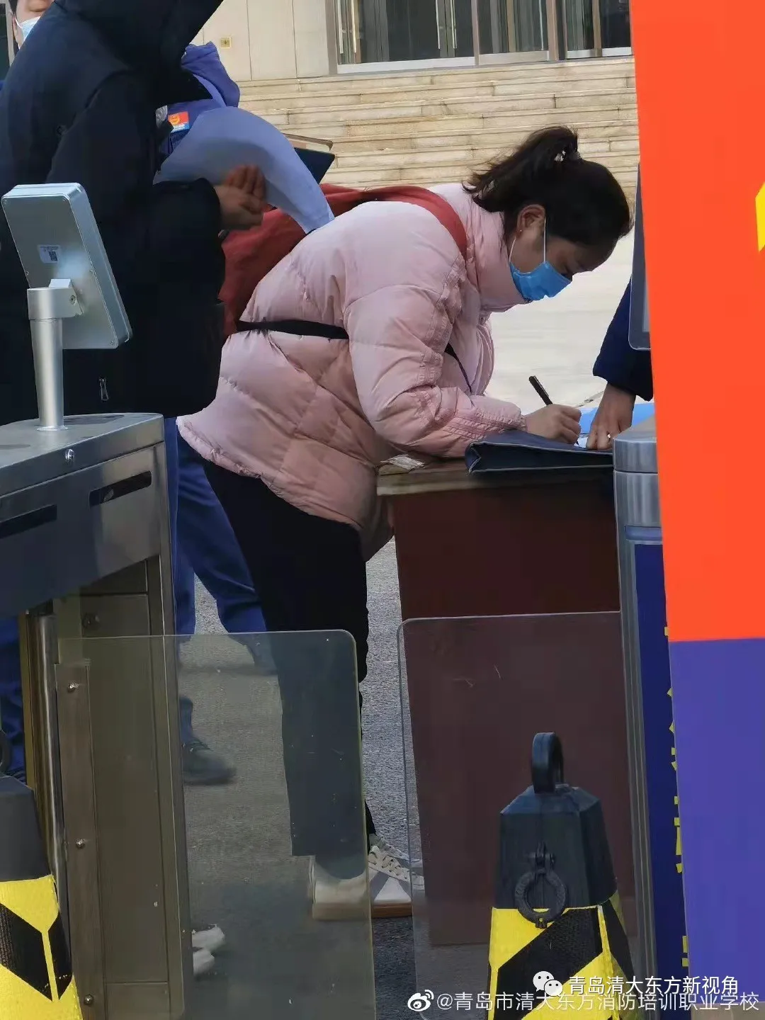 大年初十，青岛市清大东方消防培训学校的老师送考继续