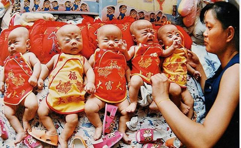 奥运五福娃图片(中国首例五胞胎：真人奥运五福娃，妈妈却坦言如果重选，一个不要)