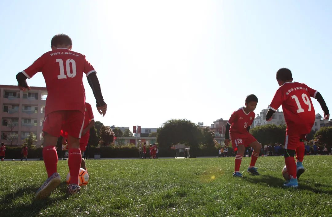 昆明市官渡區(qū)小板橋小學(xué)走出32名球員(圖1) 昆明市官渡區(qū)小板橋小學(xué)走出32名球員(圖1)