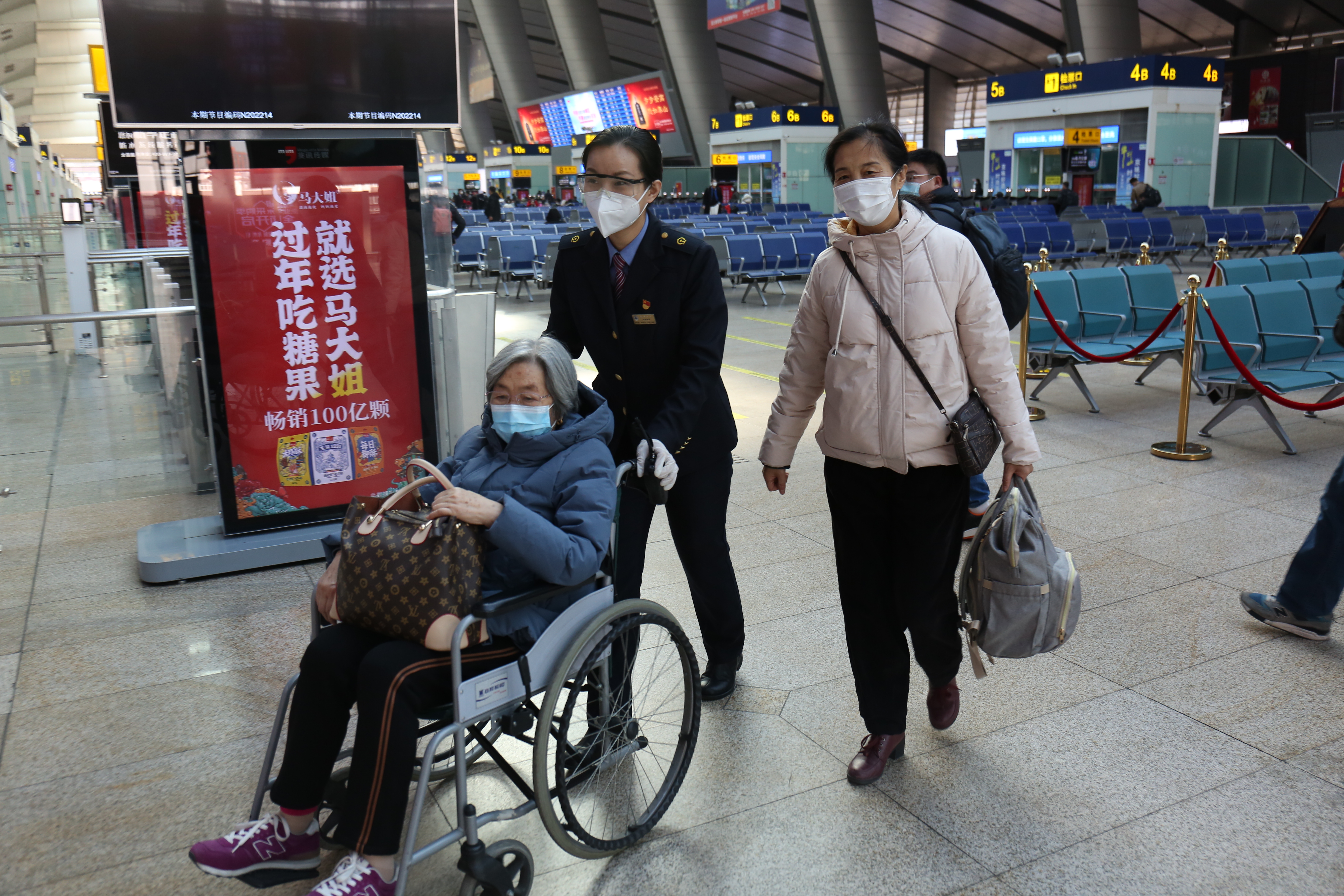 全国铁路今日开始实行新的列车运行图