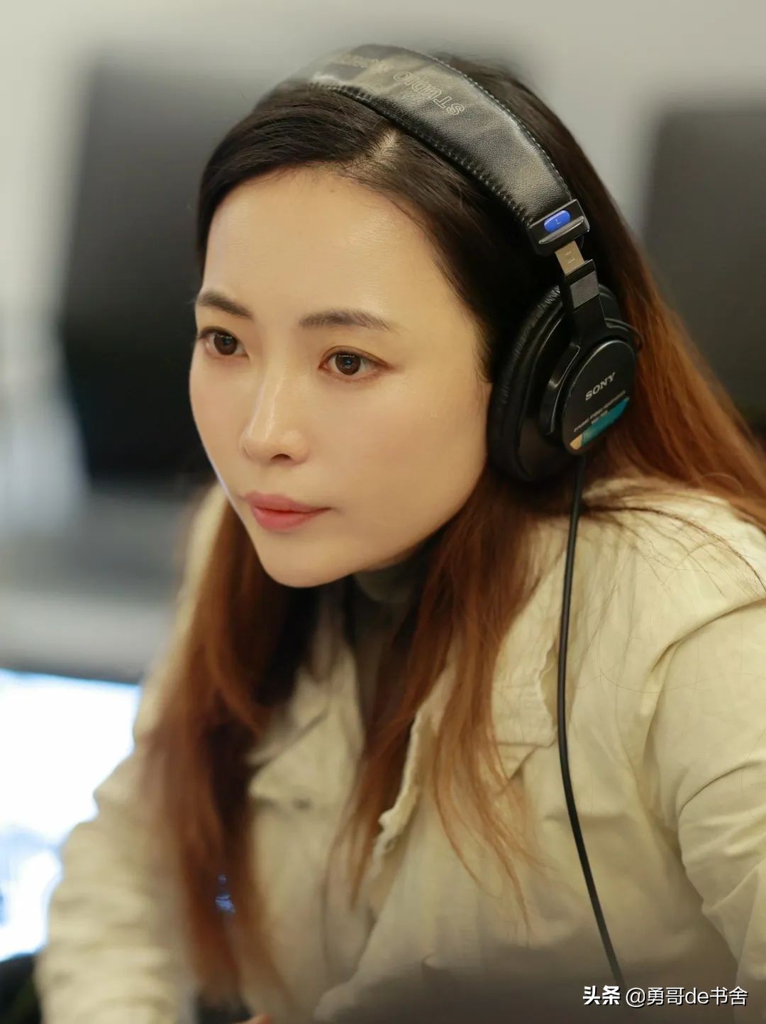 白敬亭置顶8年的微博里，藏着她的秘密