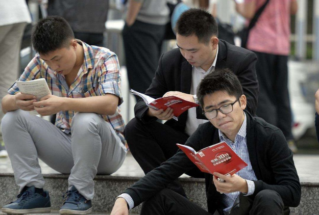 没有对比就没有伤害，大学生成为公务员，干8个月左右挣了5万多