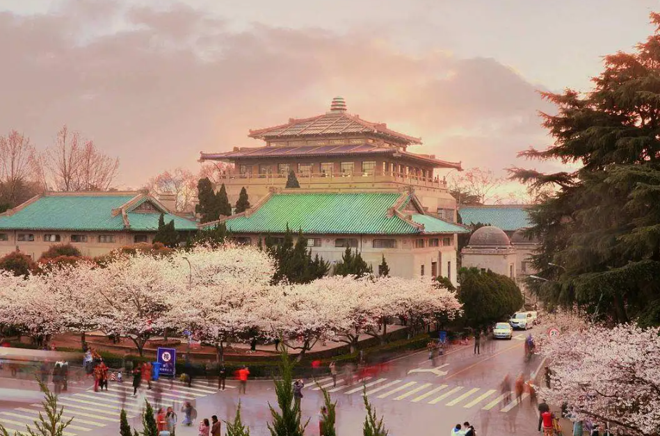 武汉大学毕业生偶遇新生军训，边吃雪糕边炫耀，下一秒变“乖巧”