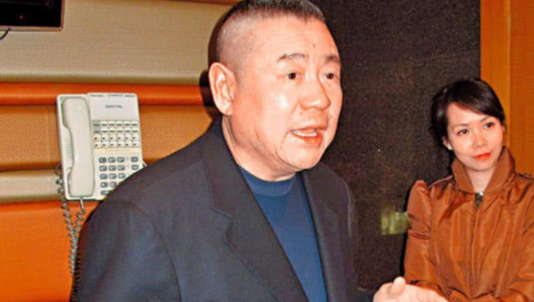 2002年"妖王"罗文去世,葬礼轰动全港,刘銮雄为何会被赶出灵堂