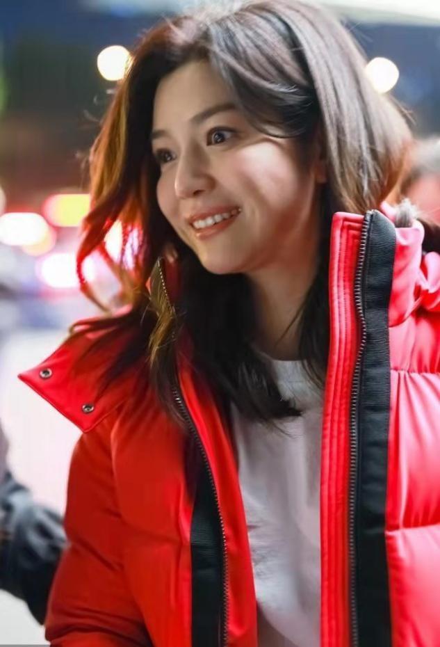 陈妍希新年开工首秀,红色羽绒服保暖又吸睛,中长卷发洋气又减龄