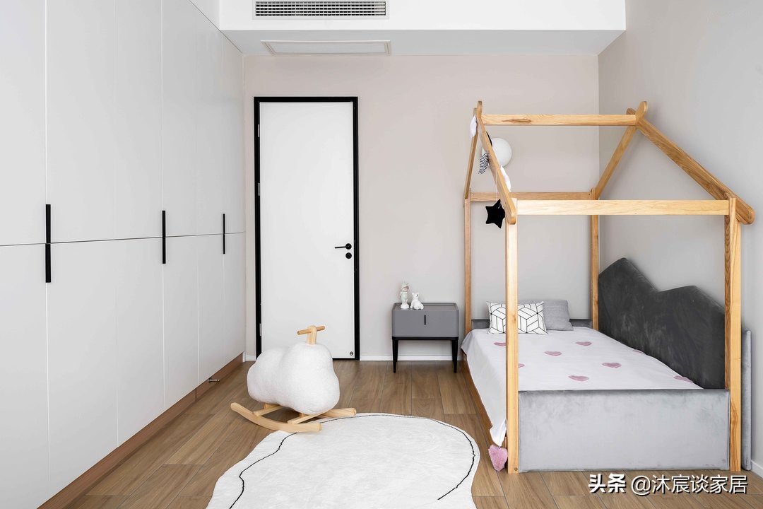 重庆夫妻的新家，因太会装修而走红，凭白墙与原木就让家温馨治愈