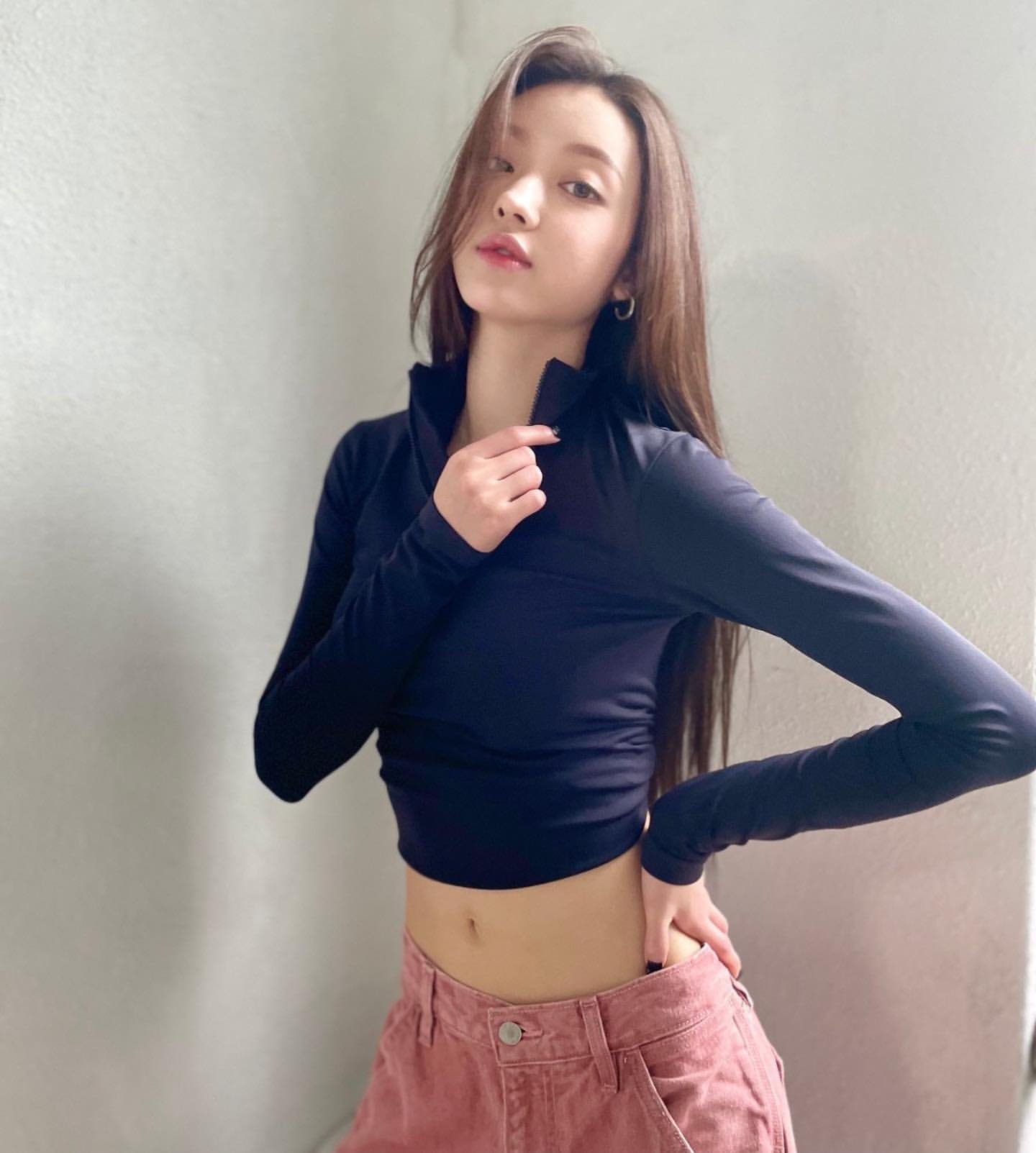 与别致并存的奢华视觉",对yooa不同寻常的身材比例和美貌进行了报道