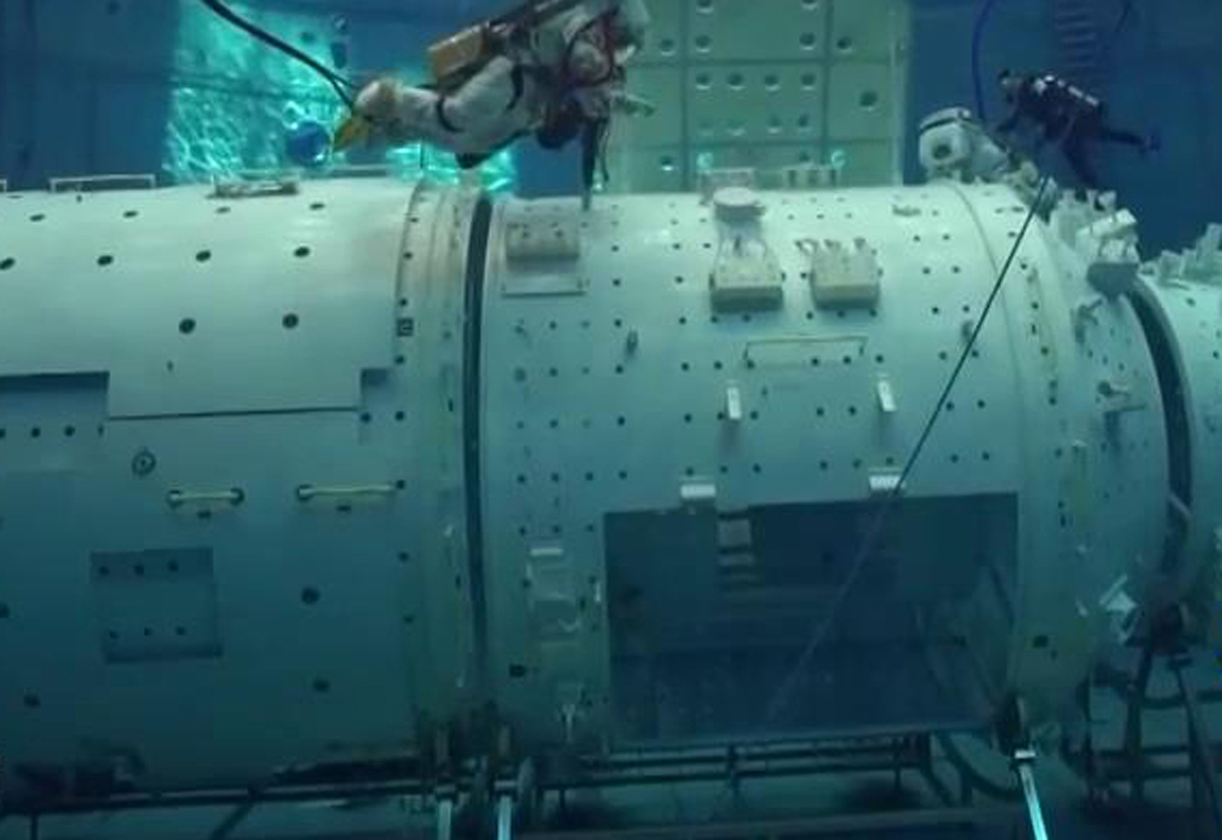 ���칬�ռ�վ֮����һ���ٶּ��ռ�վ���࣬���߶ԱȻ������