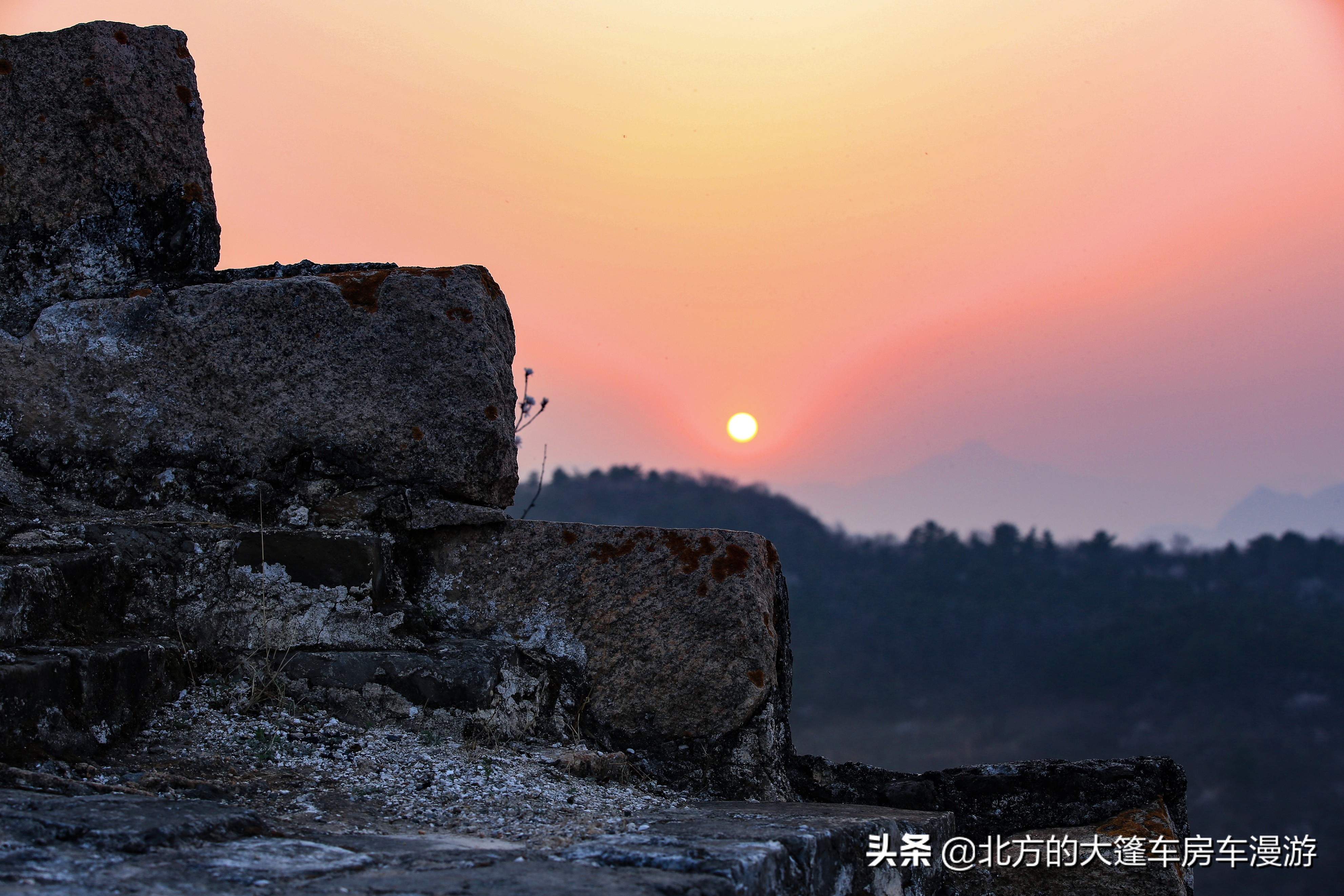 走过北京春天最美的盘山公路去那山桃花盛开的地方——龙泉峪长城