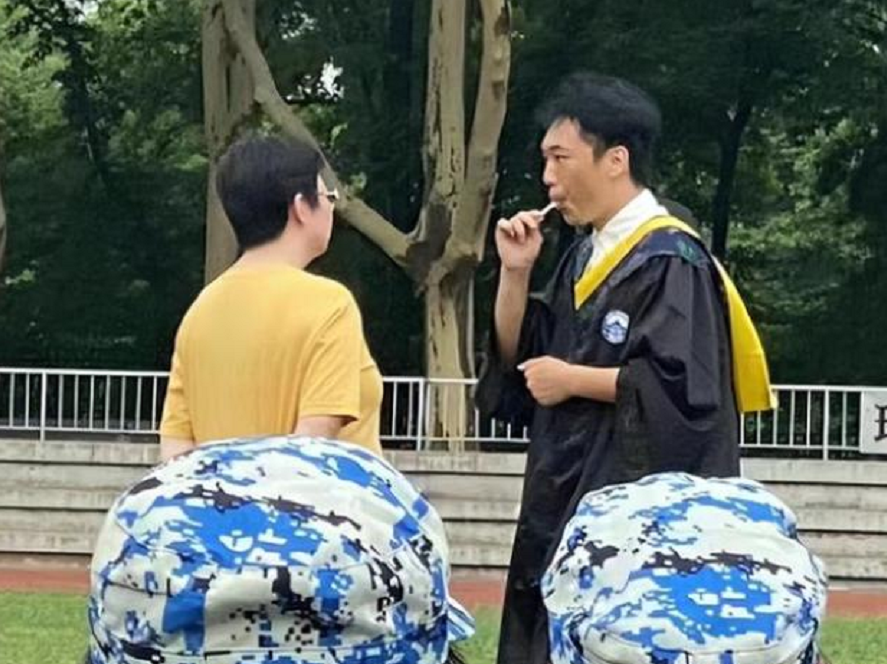 武汉大学毕业生偶遇新生军训，边吃雪糕边炫耀，下一秒变“乖巧”