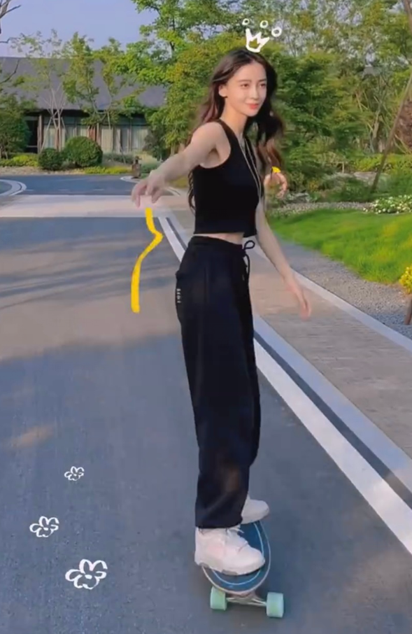 杨颖六一晒滑板，黑色吊带无意露肩带，腰肢纤细运动裤松垮挂不住