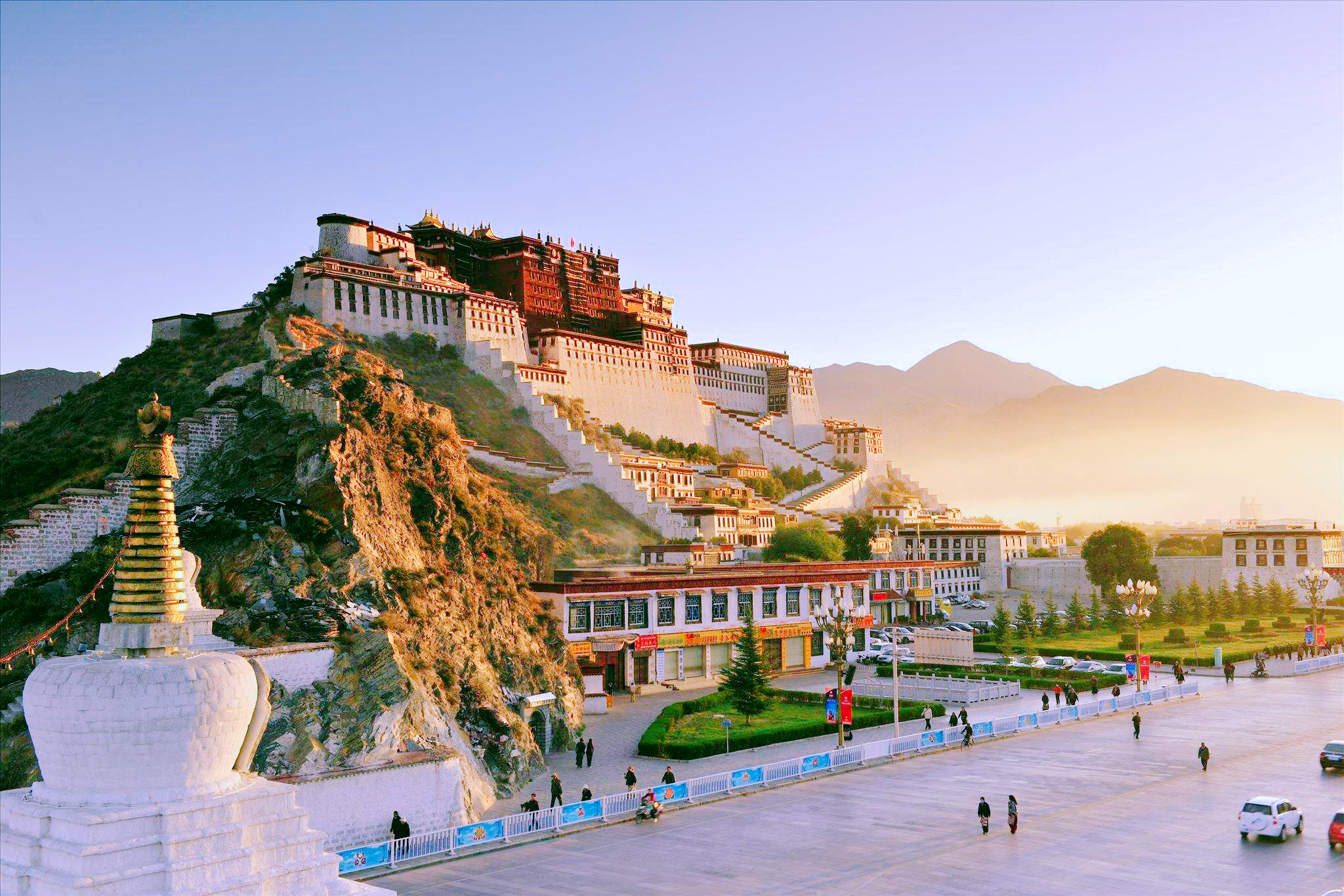 大家都知道布达拉宫是藏传佛教的圣地,印象里这里都是神圣的,洁白的.