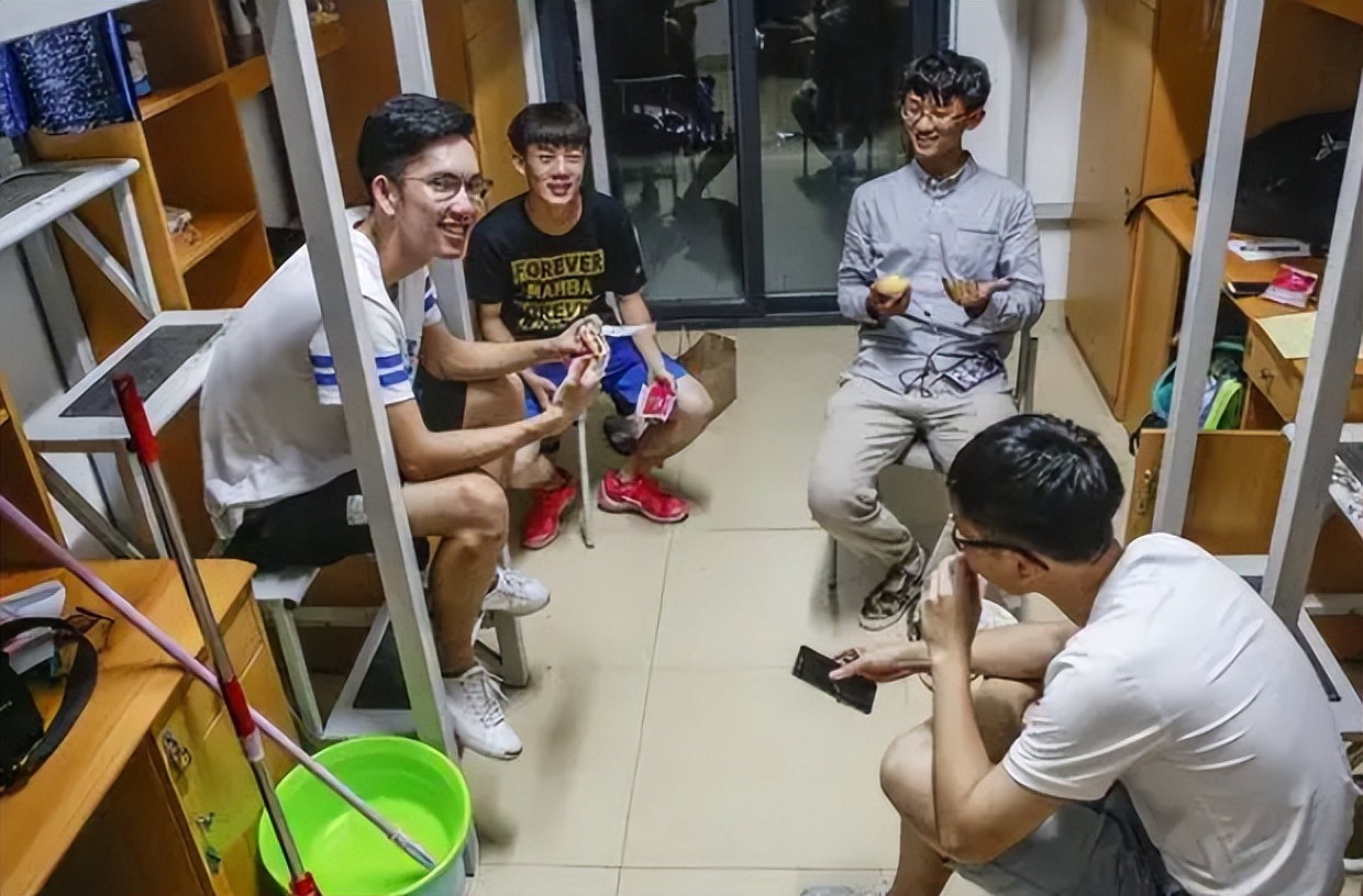 大学生校外租房成趋势，网友吐槽娇生惯养，实际是“破财免灾”