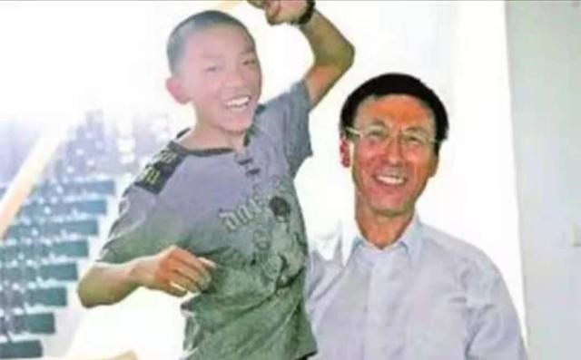 贵州神童13岁考上985，茅台承诺资助4年费用，为何仅1年就停了？