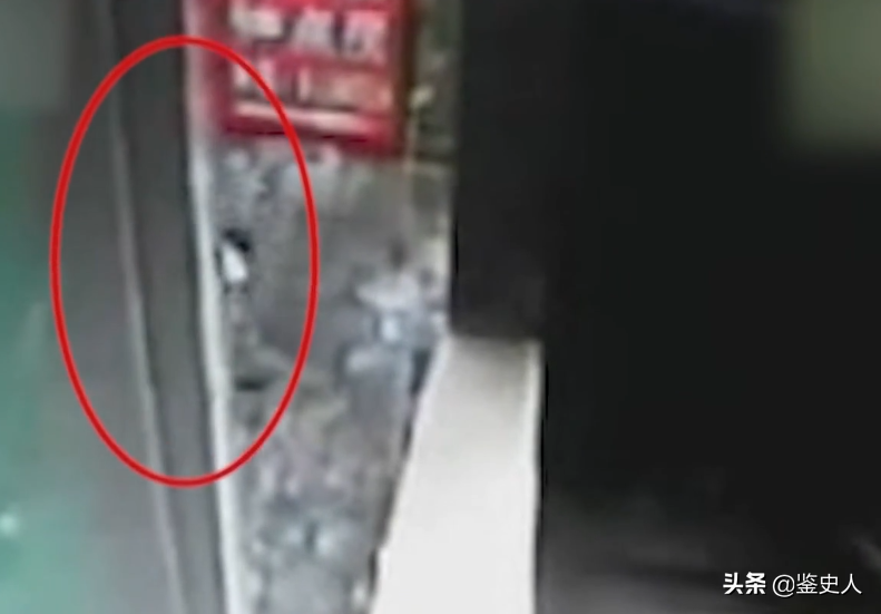 2岁儿子被拐失踪10年，父亲直播寻子，没想到孩子就在附近