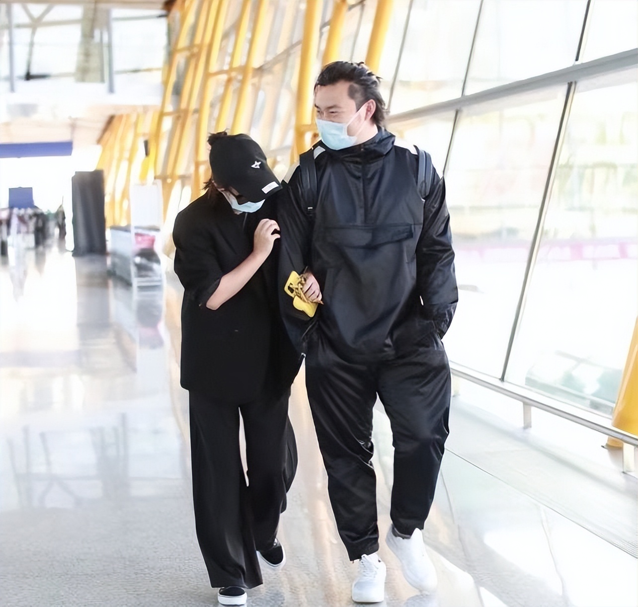 马丽胖出中年妈妈味！携小老公走机场，穿得像霸总姿态却很小女人