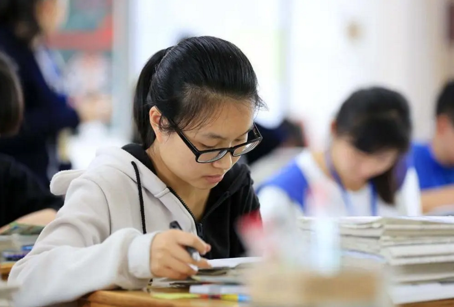 班主任表示，学生参加高考时尽量别穿校服，尤其是成绩好的学生