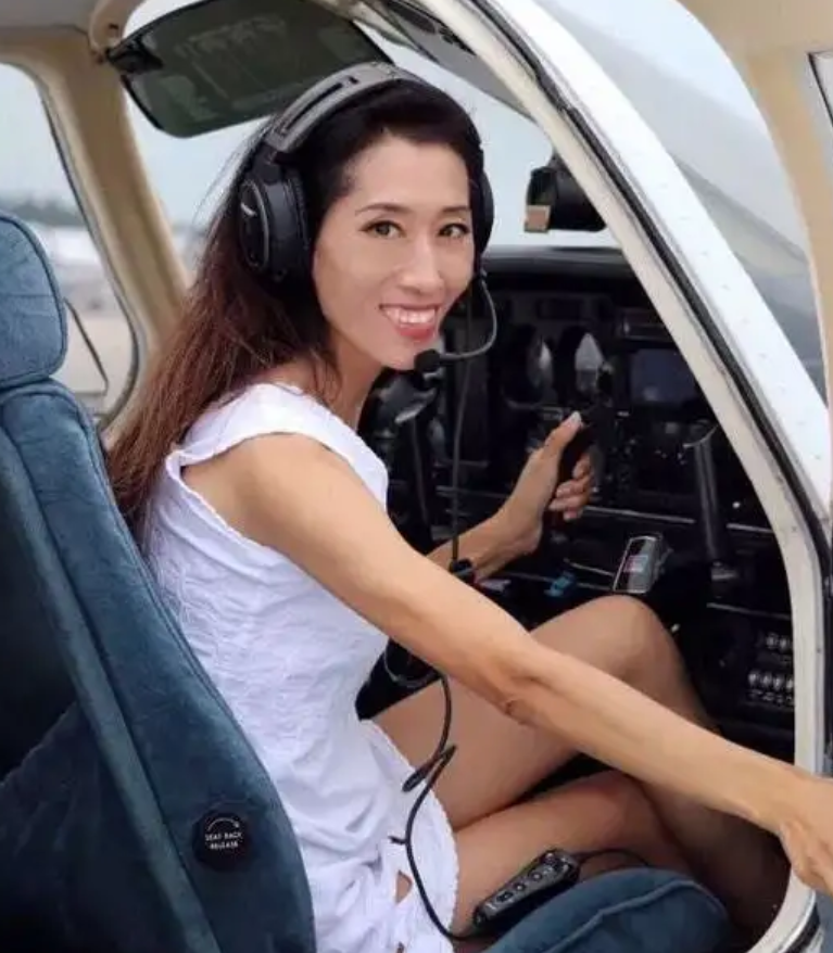 重庆女孩大二退学，35岁离婚，37岁卖房学飞行，43岁环球单飞成功