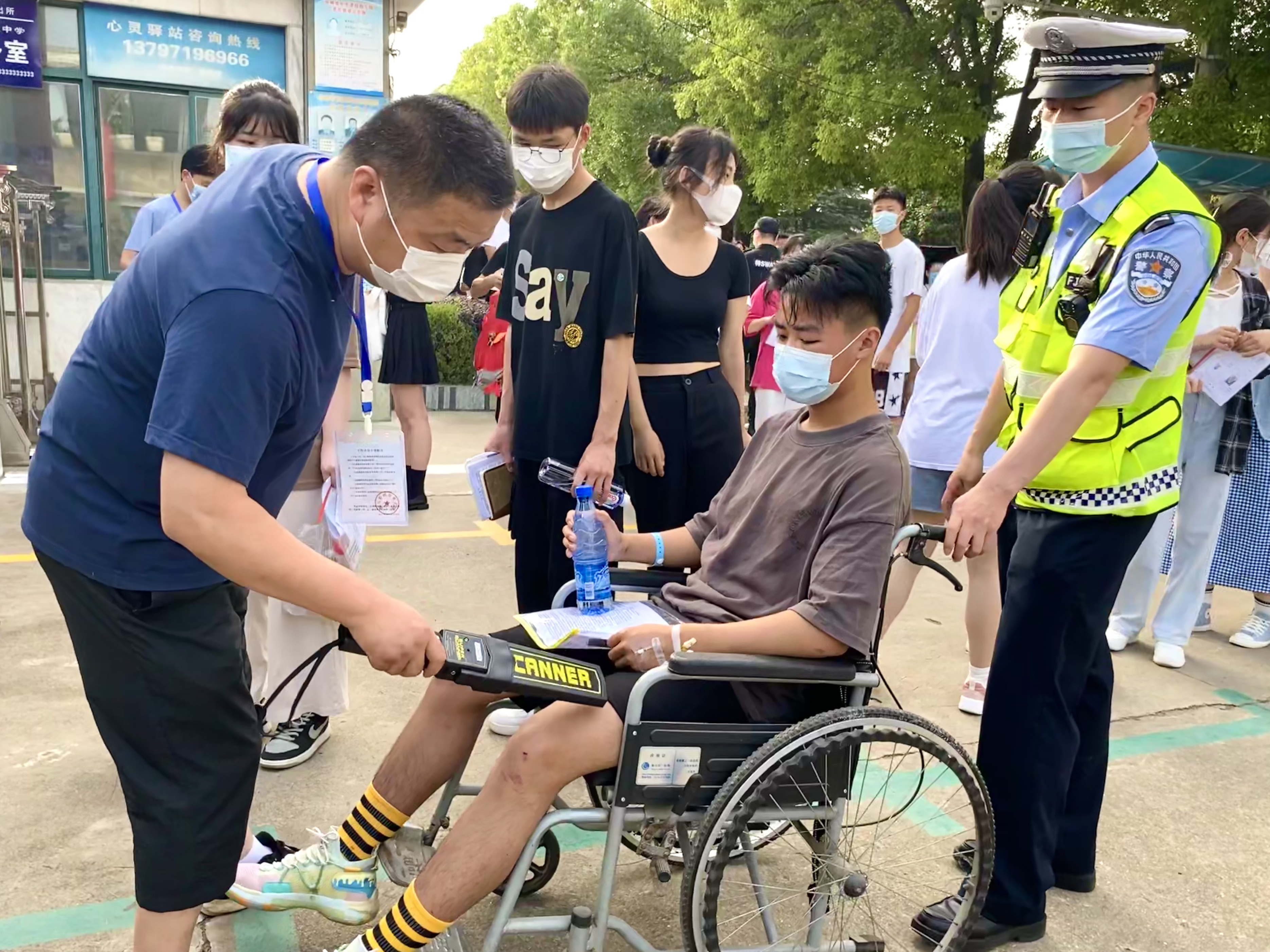 湖北应城：男孩骨折坐轮椅高考 交警全程“绿色抬护”