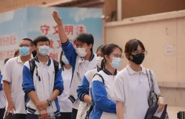 55岁大爷成“高考网红”，一心想考上四川大学，屡败屡战精神可嘉