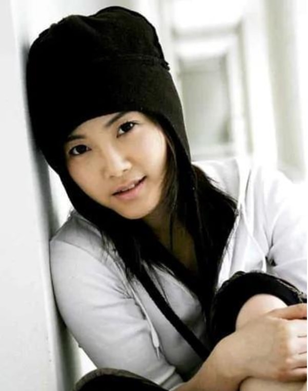 歌手戴娆：和谢东有过一段情，38岁嫁清华学霸，结婚12年无绯闻