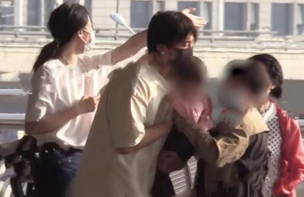 王傳君齊溪隱婚？兩人帶娃現身機場，女方離過婚孩子父親成謎