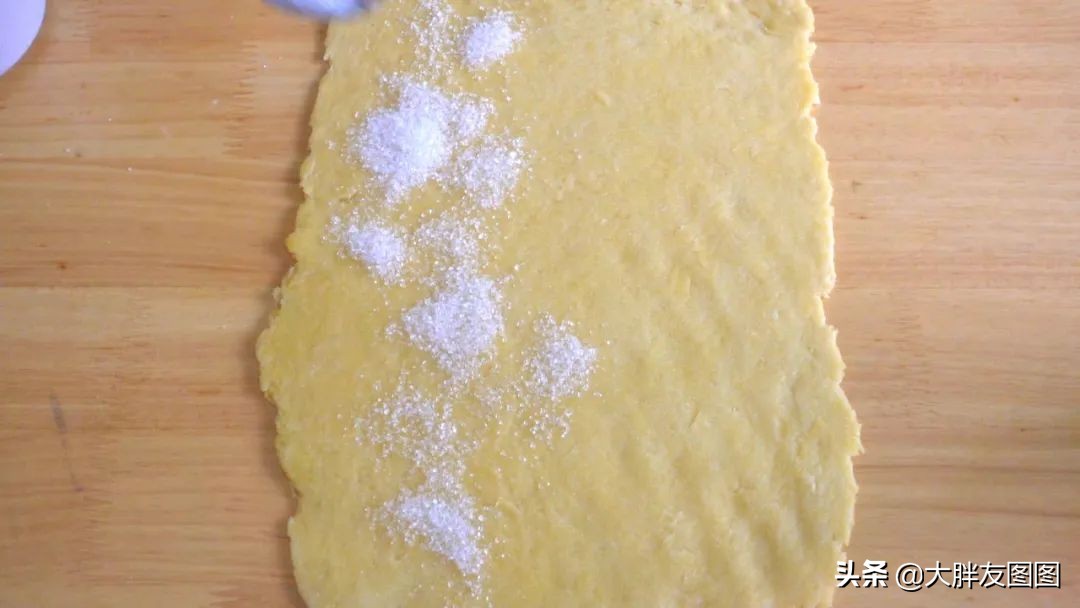 你吃过蛋糕饼吗？外脆里软的粗点心，看着就馋了