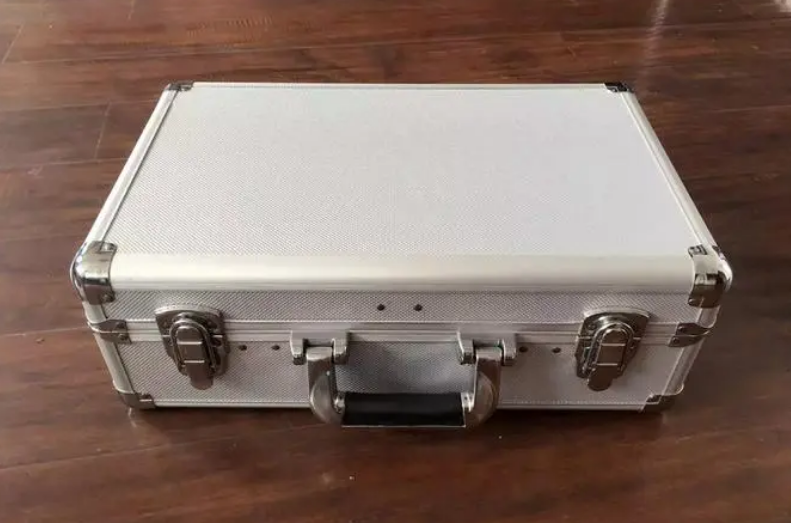 2006年，武汉一大学校长敛财数百万藏床下，工作人员清点了4小时