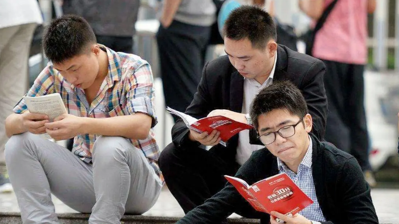 关晓彤考编成功，鹿少三进三出均遗憾落榜，为啥明星也钟爱铁饭碗