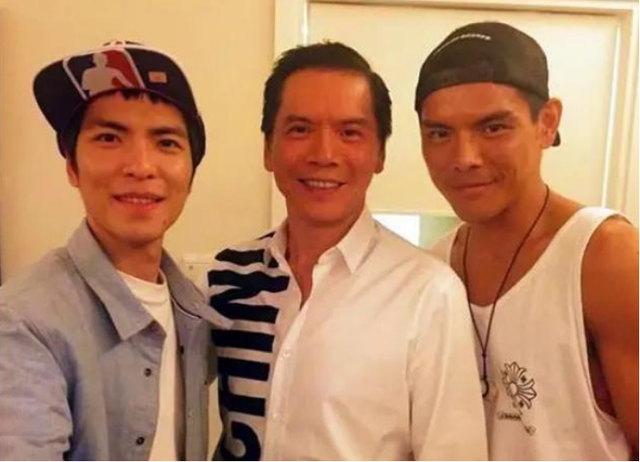 向华强花5亿力捧向佐，却把向佑送进监狱，两兄弟差距这么大