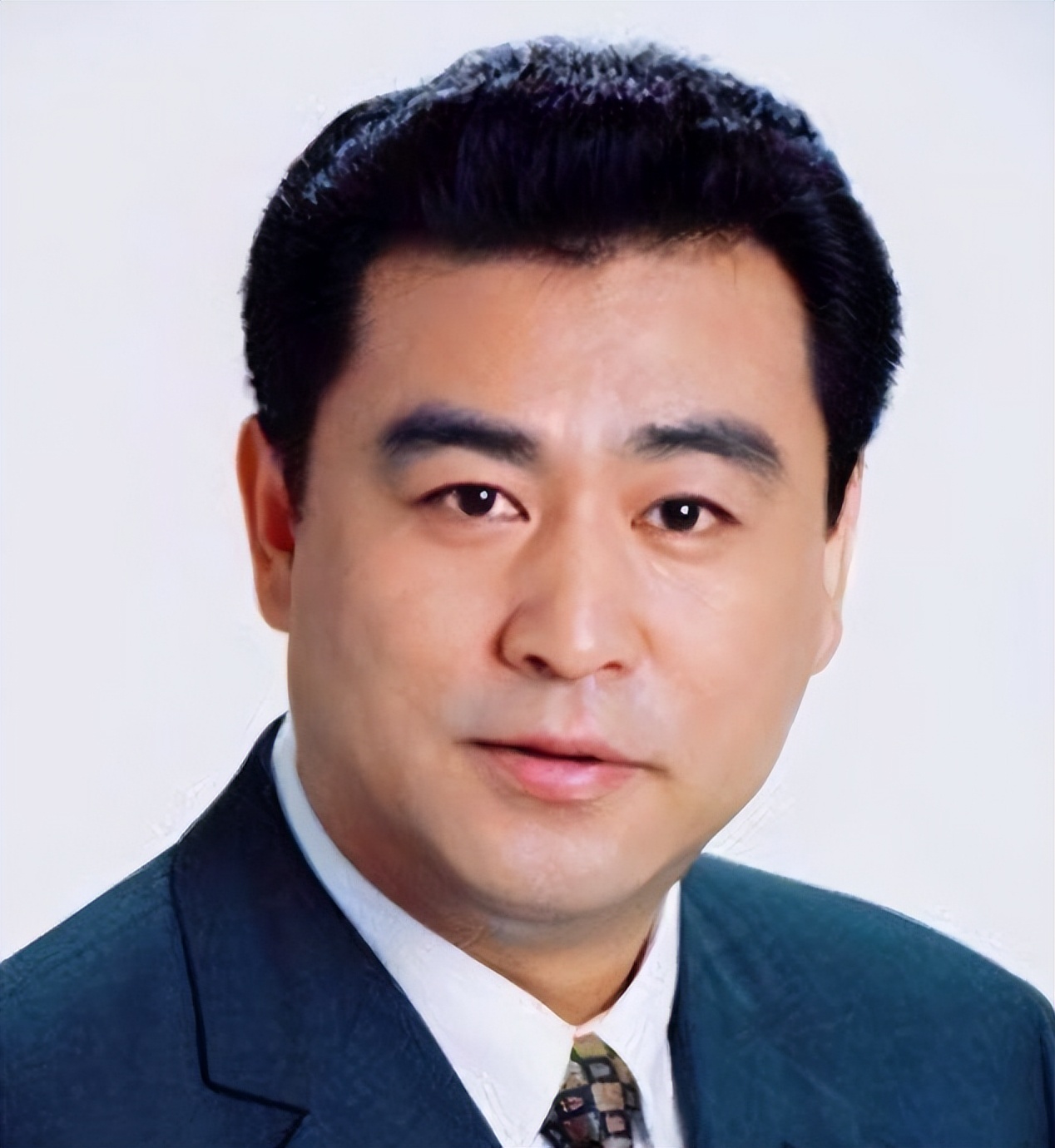 清华大学幼儿园园长之子，央视主持32年0失误，为何61岁依旧单身