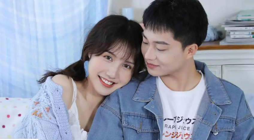 纪实情侣在宿舍打情骂俏，舍友用手机记录，女子：你们就不脸红吗