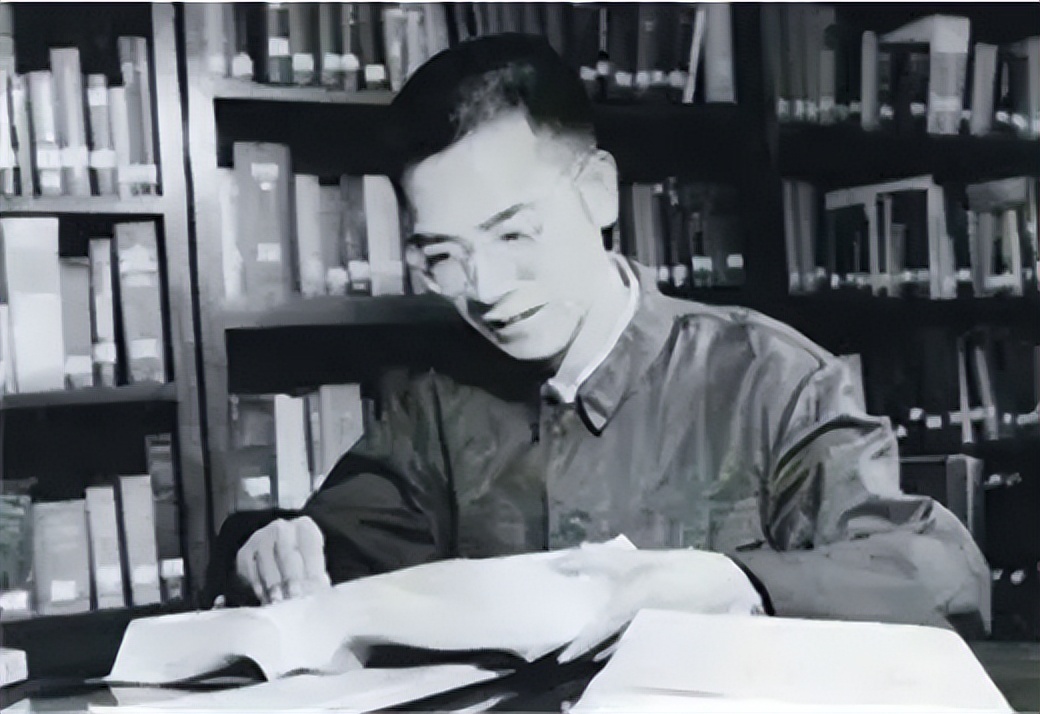 华罗庚仅初中文凭，身患残疾却成数学巨匠，去世前6小时仍在演讲