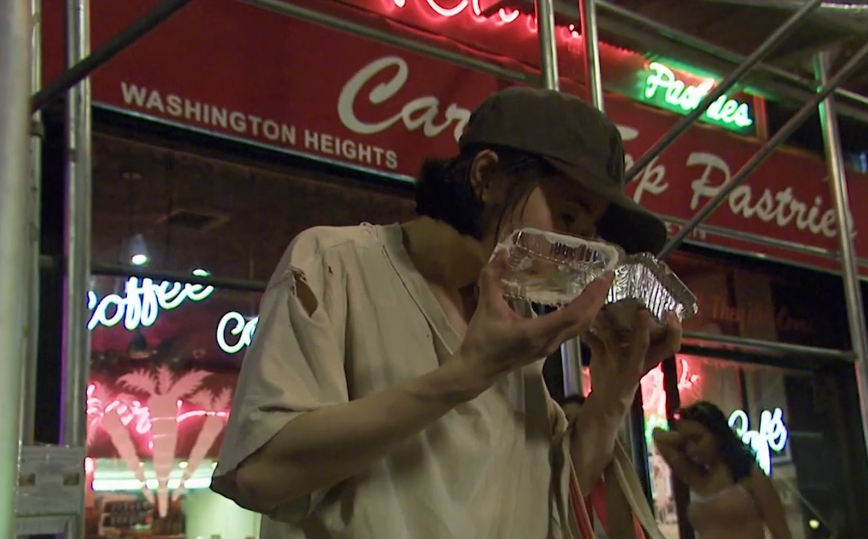 哈佛毕业女白领：20年不买内衣，厕纸晾干重复用，在纽约买套房