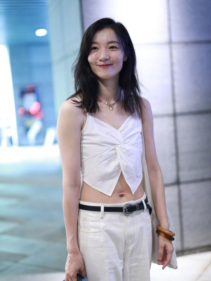 仙女下凡！齐溪浪姐上班照曝光，白色小吊带秀身姿，肚脐眼都好看