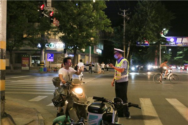 侯马市交警开展夏季夜查行动，严查酒驾超载不戴头盔