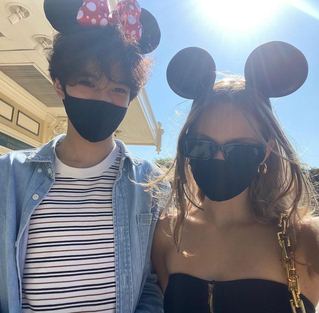 袁咏仪儿子晒登山照，15岁魔童戴墨镜超帅气，彰显张智霖优秀基因