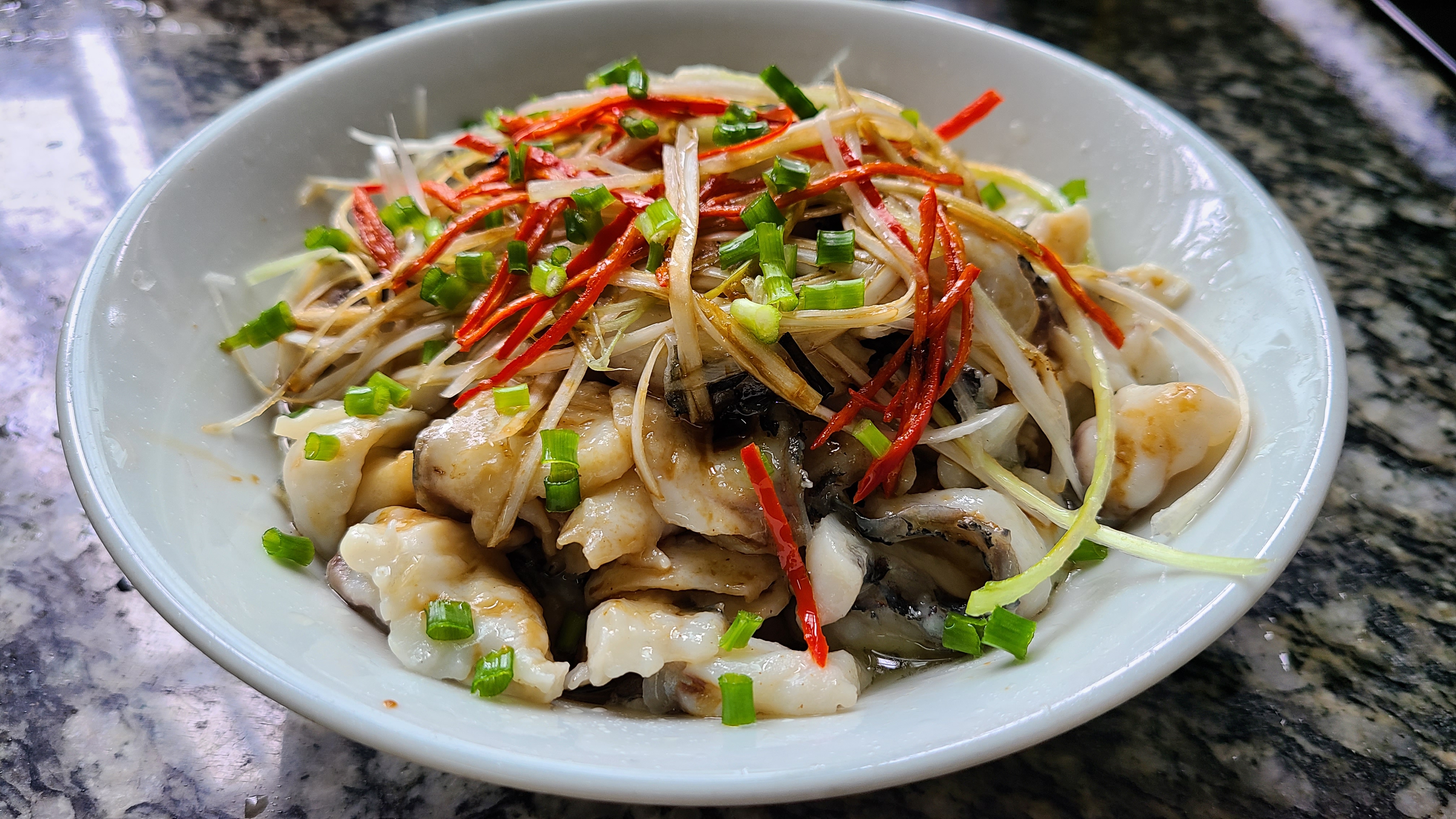 葱油鱼片，广东出了名的美食，老厨师教你做出来，简单好吃