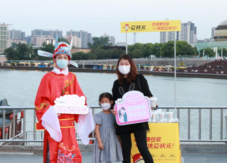 “5·20”，百对情侣围观打卡彰显小幸福