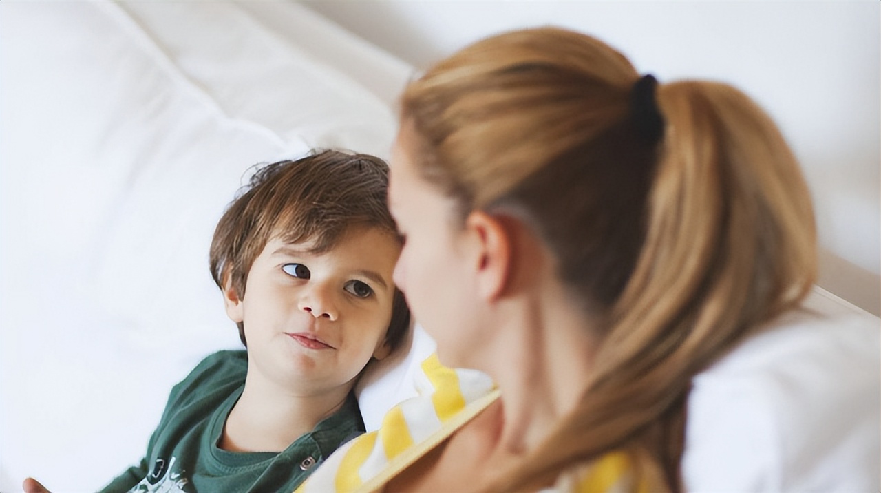 孩子有以下表现，多半是缺爱、受委屈了，父母却误以为是高情商