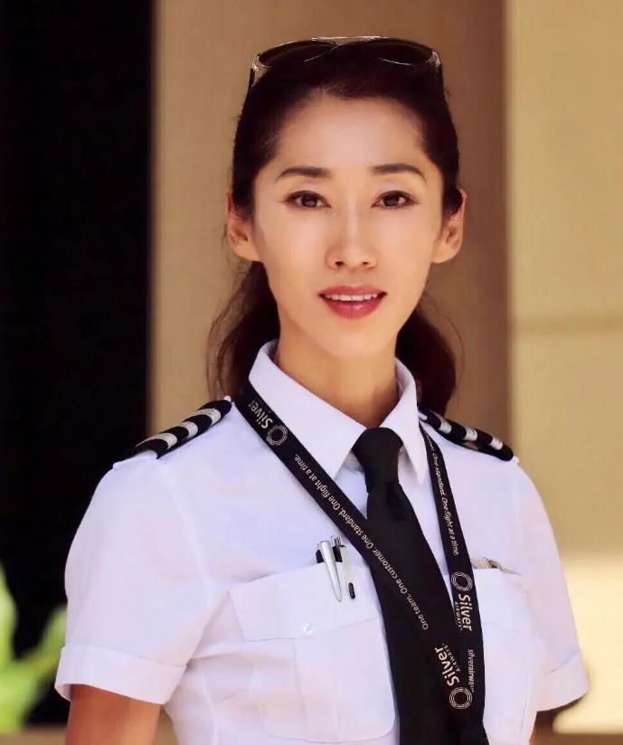 重庆女孩大二退学，35岁离婚，37岁卖房学飞行，43岁环球单飞成功