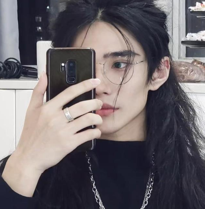 安徽一高校男生走红,长发飘飘且温润如玉,网友:小说照进现实