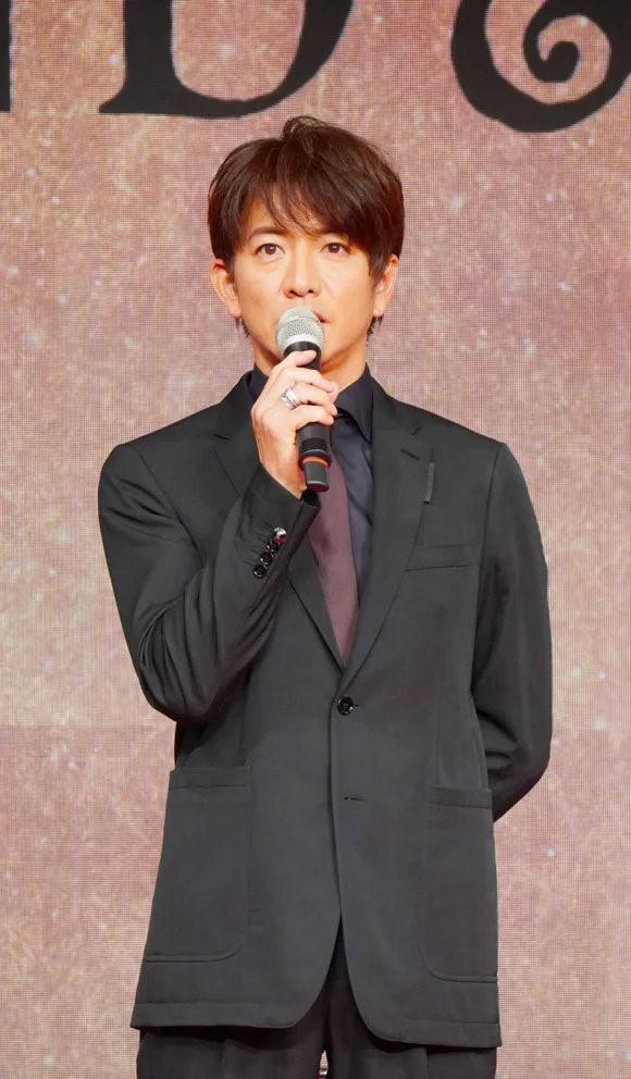 52岁工藤静香秀漫画腿让人心动，频晒包惹反感，为上台下功夫保养