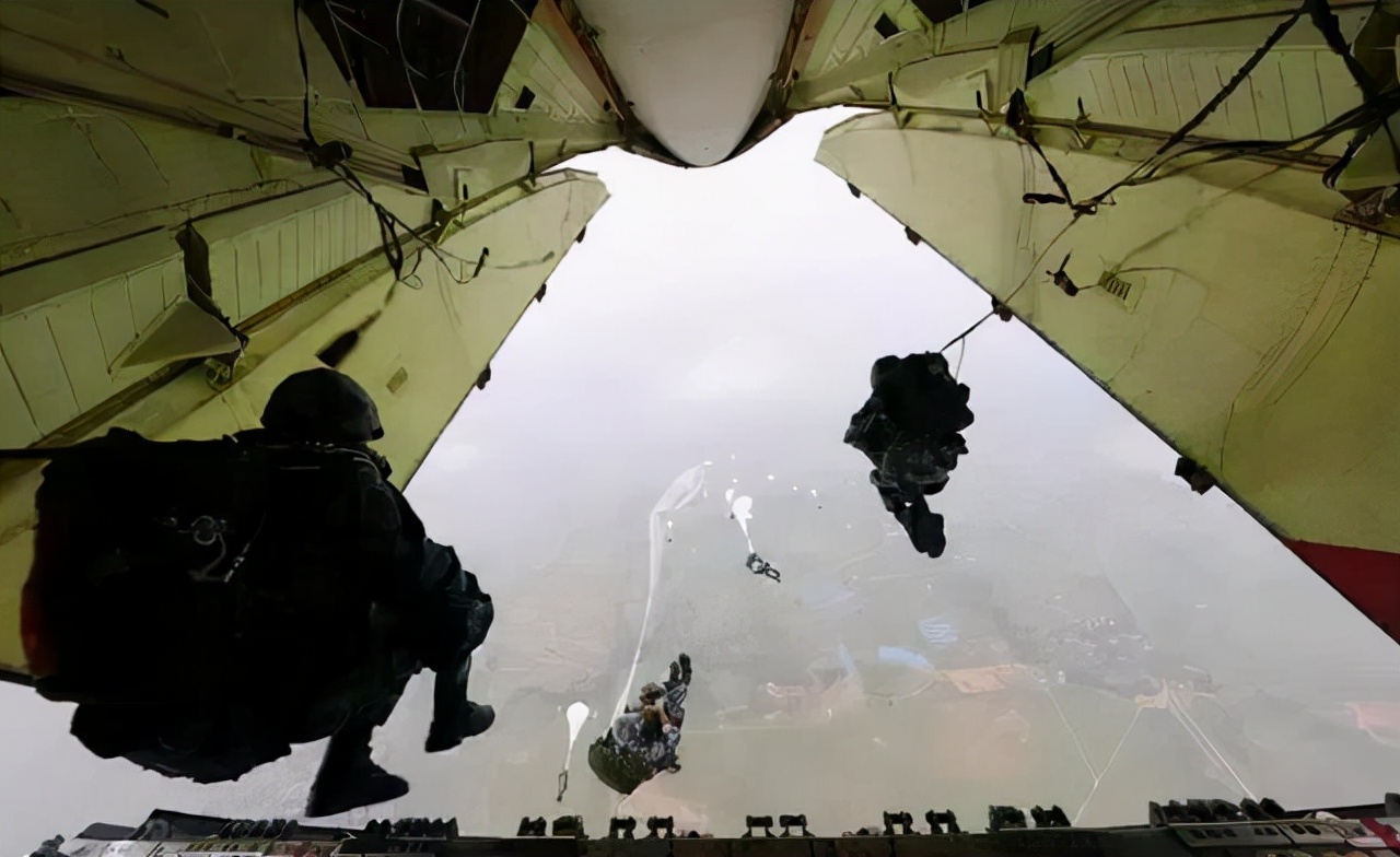 汶川地震,空降兵15勇士从4999米高空舍命一跳,如今他们怎么样?