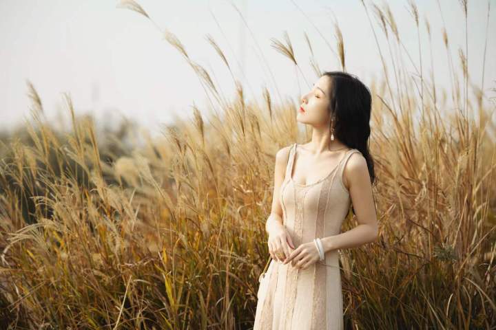 氣質(zhì)女性拍照技巧，7個(gè)有效擺姿，拍照優(yōu)雅知性很有魅力