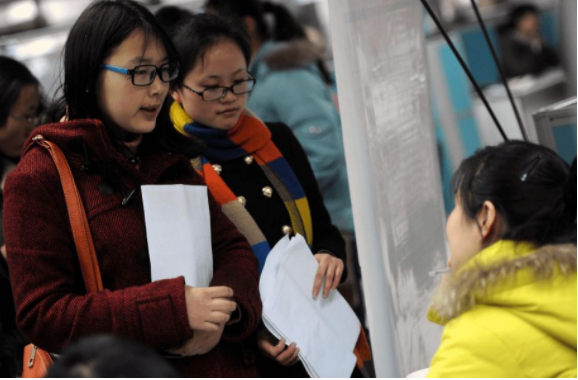 公务员考试不易，文科生却成“小能手”，这4个专业更能轻松上岸